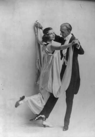 Elegant vintage couple dancing. ( 1913. Vernon and Irene Castle print./LoC/ USPD. pub.date, artist life, LoC/Commons.wikimedia.org)